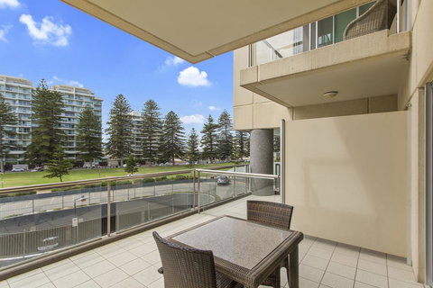 Pier Luxury Apartments - Pubs and Clubs 5