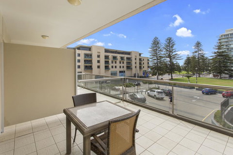 Pier Luxury Apartments - Pubs and Clubs 10