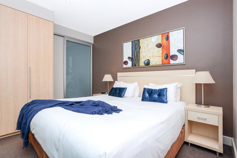 Pier Luxury Apartments - Pubs and Clubs 16