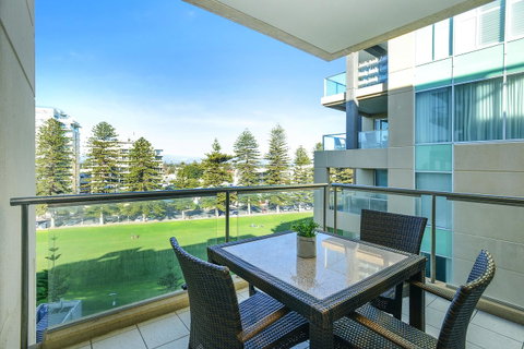 Pier Luxury Apartments - Pubs and Clubs 3