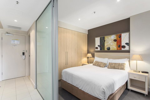 Pier Luxury Apartments - Pubs and Clubs 9