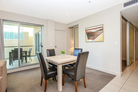 Pier Luxury Apartments - Pubs and Clubs 23