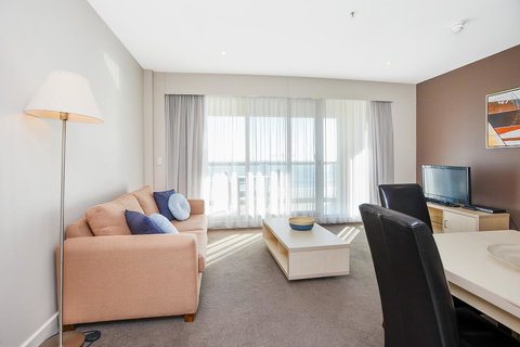 Pier Luxury Apartments - Pubs and Clubs 13