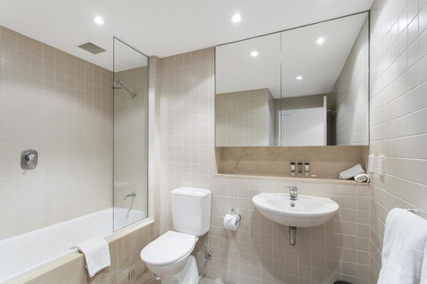 Pier Luxury Apartments - Pubs and Clubs 4