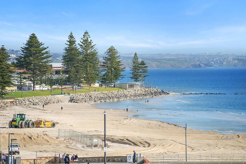 Pier Luxury Apartments - Pubs and Clubs 20