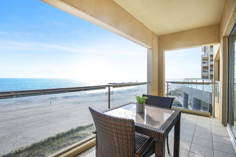 Pier Luxury Apartments - Pubs and Clubs 7