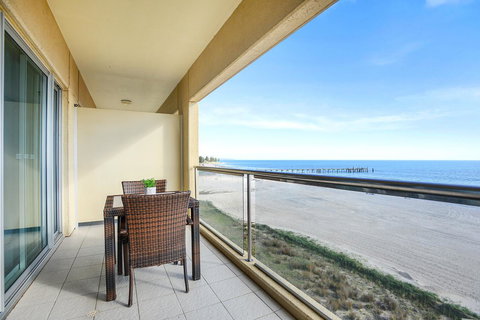 Pier Luxury Apartments - Pubs and Clubs 2