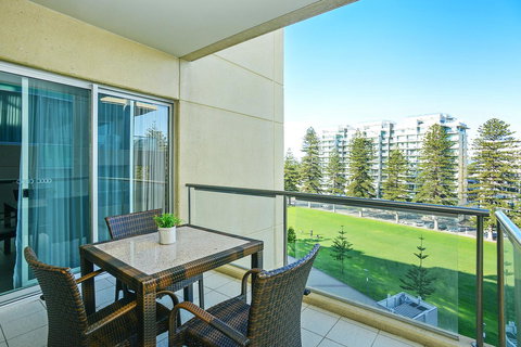 Pier Luxury Apartments - Pubs and Clubs 26