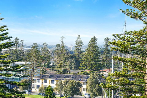 Pier Luxury Apartments - Pubs and Clubs 31
