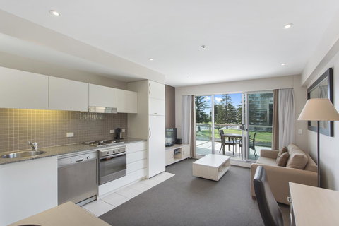 Pier Luxury Apartments - Pubs and Clubs 8