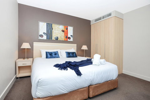 Pier Luxury Apartments - Pubs and Clubs 22
