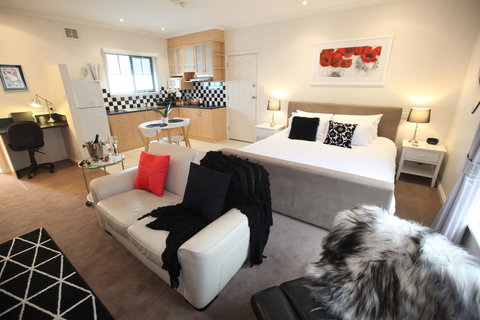 Wine And Roses Bed And Breakfast - Go Out 9