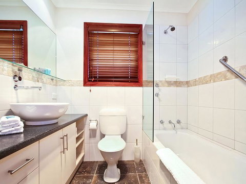 Wine And Roses Bed And Breakfast - Go Out 1