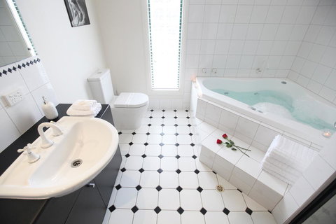 Wine And Roses Bed And Breakfast - Go Out 11