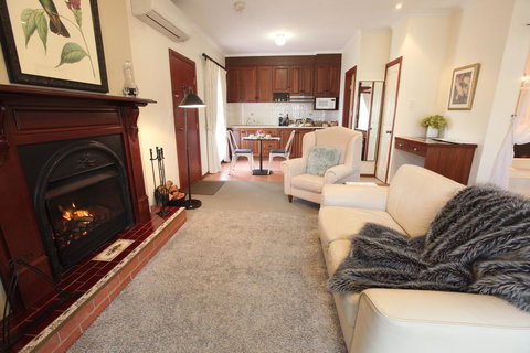 Wine And Roses Bed And Breakfast - Go Out 16