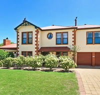 Wine and Roses Bed and Breakfast - Pubs and Clubs