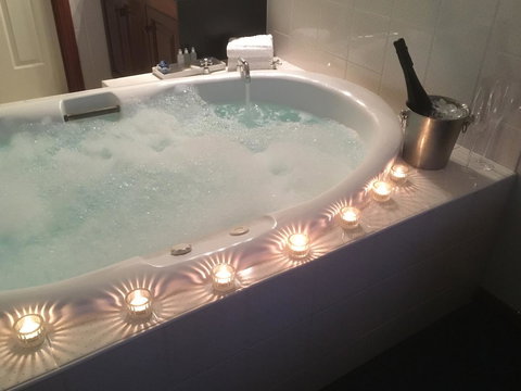 Wine And Roses Bed And Breakfast - Go Out 24