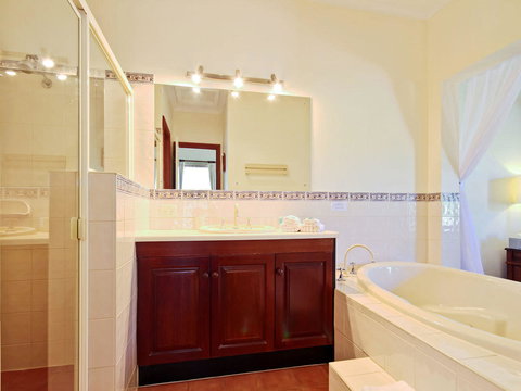 Wine And Roses Bed And Breakfast - Go Out 18