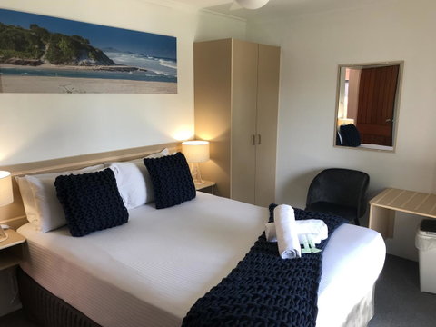 OCEAN BREEZE MOTEL - Pubs and Clubs 22