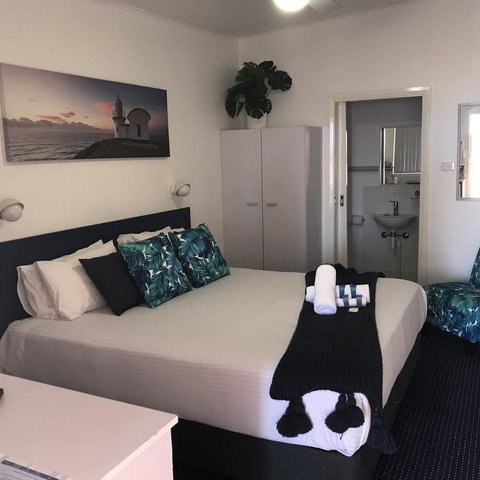 OCEAN BREEZE MOTEL - Pubs and Clubs 2