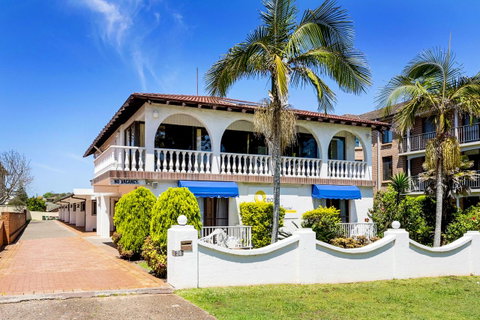 OCEAN BREEZE MOTEL - Pubs and Clubs 0