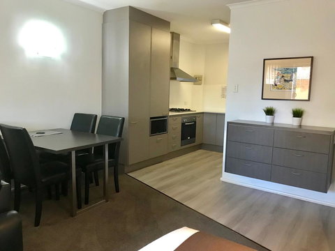 Adelaide DressCircle Apartments - Archer Street - Go Out 5