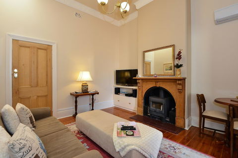 Trafalgar Premium Vintage Suites - Go Out 3