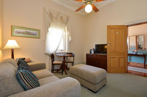 Trafalgar Premium Vintage Suites - Go Out 8