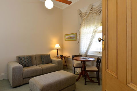 Trafalgar Premium Vintage Suites - Go Out 25
