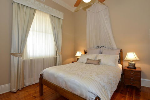 Trafalgar Premium Vintage Suites - Go Out 7