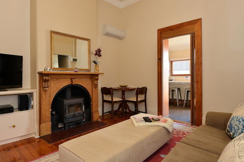Trafalgar Premium Vintage Suites - Go Out 18