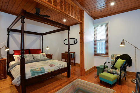 Trafalgar Premium Vintage Suites - Go Out 10