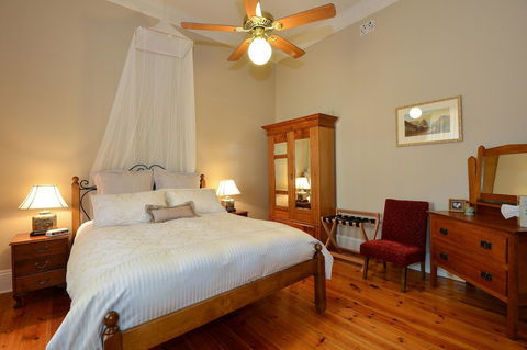 Trafalgar Premium Vintage Suites - Go Out 17