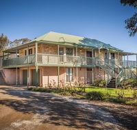 Lindsay House Homestead - Pubs and Clubs