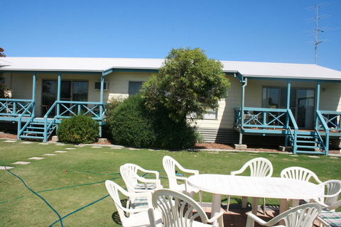 Marion Bay Holiday Villas - Pubs and Clubs 6