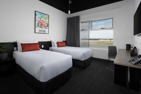 Rydges Pit Lane - Go Out 32