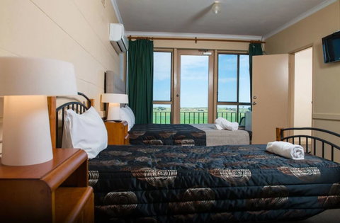 Tailem Bend Riverside Hotel - Pubs and Clubs 1
