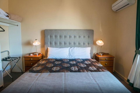 Tailem Bend Riverside Hotel - Pubs and Clubs 2