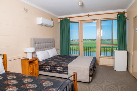Tailem Bend Riverside Hotel - Pubs and Clubs 0