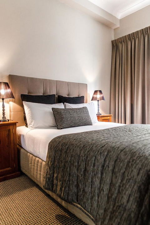 The Belmore Apartments Hotel - Pubs and Clubs 0