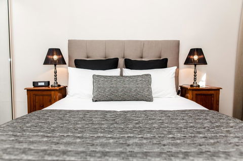 The Belmore Apartments Hotel - Pubs and Clubs 10