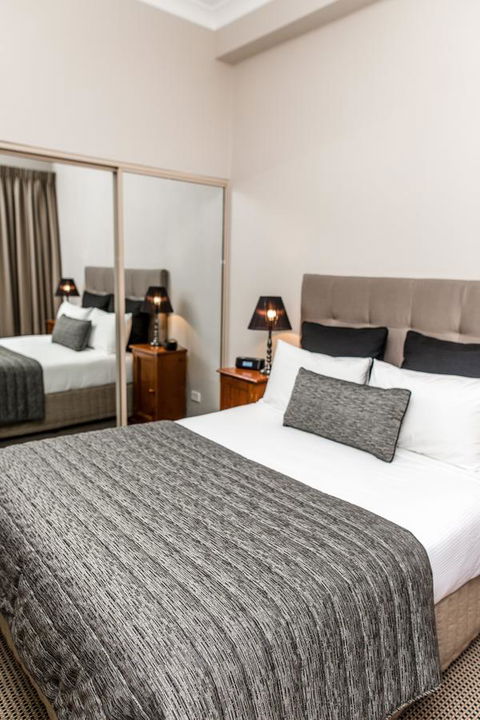 The Belmore Apartments Hotel - Pubs and Clubs 11