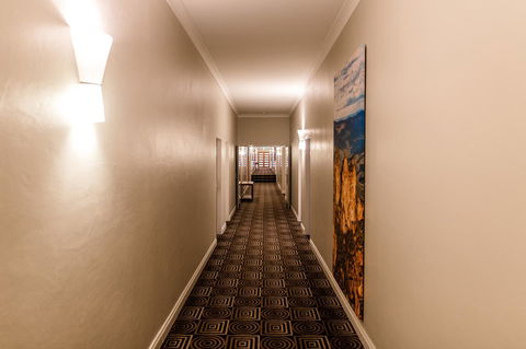 The Belmore Apartments Hotel - Pubs and Clubs 13