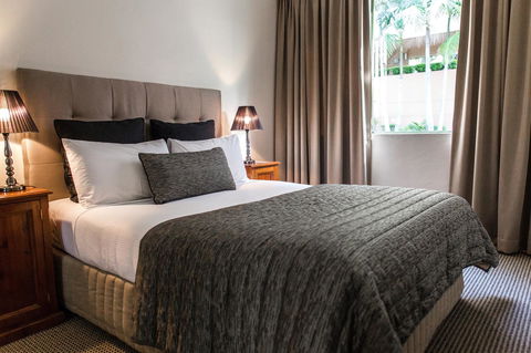 The Belmore Apartments Hotel - Pubs and Clubs 17