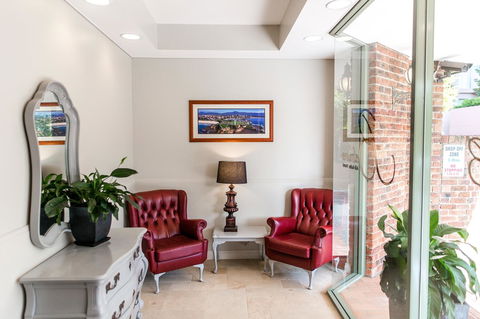 The Belmore Apartments Hotel - Pubs and Clubs 5