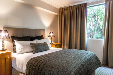 The Belmore Apartments Hotel - Pubs and Clubs 20