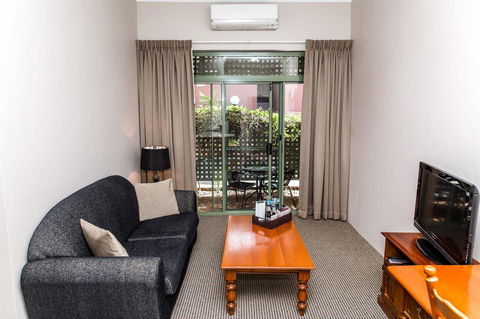 The Belmore Apartments Hotel - Pubs and Clubs 6