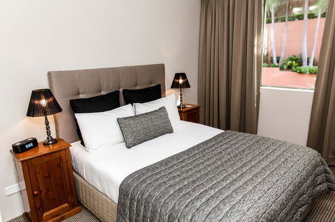 The Belmore Apartments Hotel - Pubs and Clubs 9