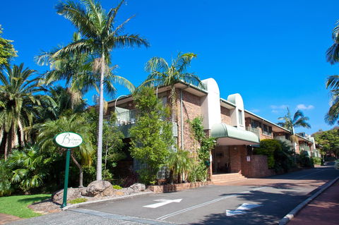 The Belmore Apartments Hotel - Pubs and Clubs 1