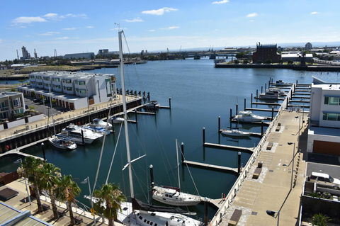 Breakwater Apartment - Pubs and Clubs 2